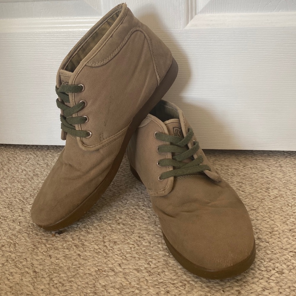 DC men’s size 10.5 canvas skate board shoes